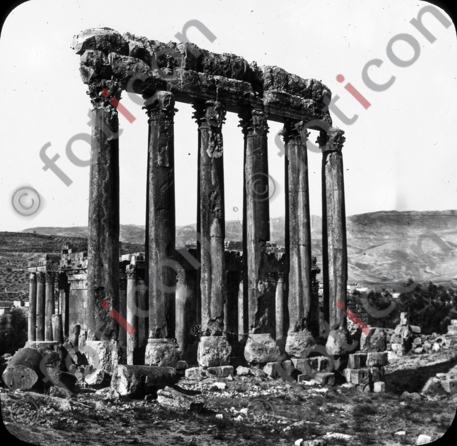 Die sechs Säulen des Jupitertempels | The six pillars of the Temple of Jupiter (foticon-simon-129-046-sw.jpg)